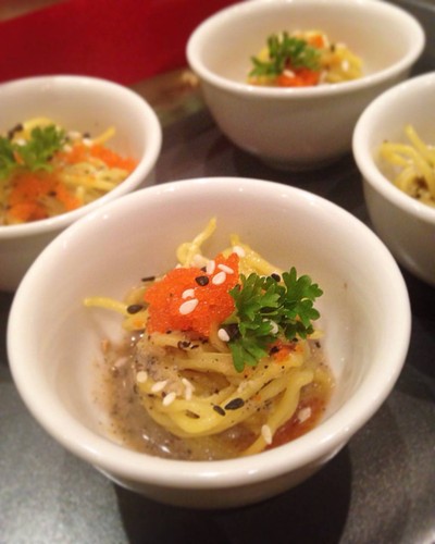 สลัดบะหมี่ญี่ปุ่นโรยไข่กุ้ง~