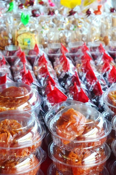 มีขนมพื้นบ้านมาขาย ราคา 35 บาท 3 ห่อ100  ปริมาณบรรจุเยอะทีเดียว