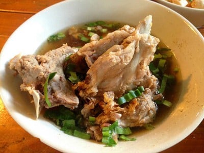 ก๋วยเตี๋ยวเก๊าสะเดา สันติธรรม