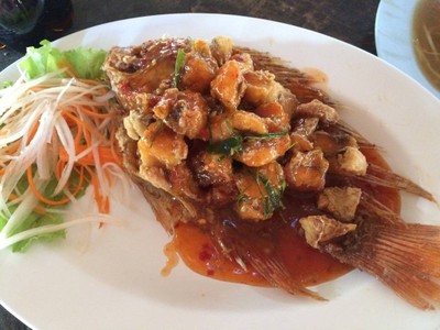 ปลาราดน้ำจิ้มไก่