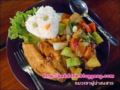 จานสวยงาม ชิ้นที่ราดเปรี้ยวหวานอร่อยดี