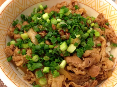 ข้าวหน้าเนื้อไข่ออนเซนโรยต้นหอม