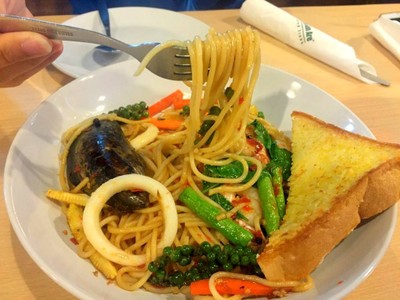 Eat Am Are แฟชั่นมอลล์