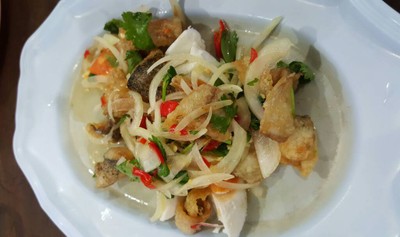 ยำปลาสลิด + ไข่เค็ม (80.-)