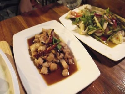 จานขวามือนะ รสชาติเผ็ดใช้ได้ค่ะ กินกับหมูหวานตัดกันดี กุ้ง หมึก หอย ตัวโตดีค่ะ