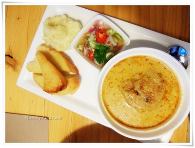 แกงกระหรี่ไก่ ขนมปัง