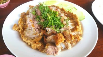 เมนูของร้าน ขาหมูกรอบ-ไก่ย่าง สันมะเฟือง