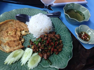 ข้าวกระเพราะหมูไข่เจียว