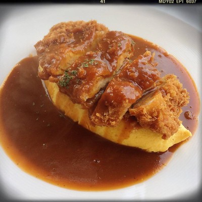 ข้าวห่อไข่ซอสเดมิกลาส เพิ่มหมูทอดทงคัตซึ