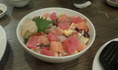 ข้าวหน้าปลาดิบรวมหั่นเต๋า