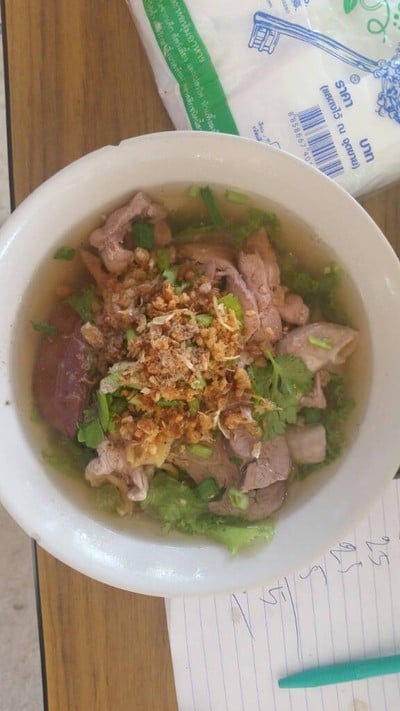 ต้มเลือดหมู น้ำซุปเข้มข้น ให้เครื่องเยอะมาก ราคา40บาท พร้อมข้าวเปล่า45บาท
