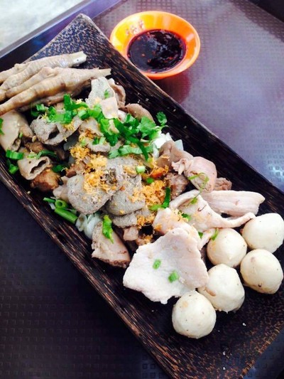 ก๋วยเตี๋ยวเรือเป่าปากชามกะลา (ลักยิ้ม) (LUX YIM) ก๋วยเตี๋ยวเรือเป่าปากชามกะลา (ลักยิ้ม) (LUX YIM)