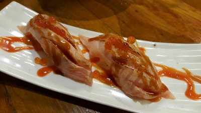 แซลม่อนโทโร่อาบุริซูชิ
