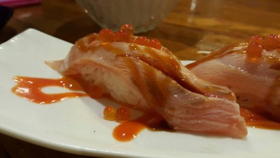 แซบม่อนโทโร่อาบุริซูชิ