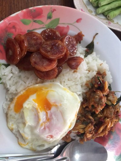 ข้าวราดผัดหอยลาย,กุนเชียง,ไข่ดาว