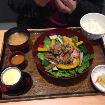 สลัดไก่ย่างถ่านราดซอสเบซิล