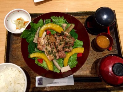 สลัดไก่ย่างถ่านราดซอสเบซิล