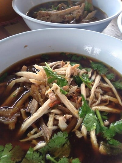 ชายทัยก๋วยเตี๋ยวไก่มะระ ปากทางแยกสุขสมาน