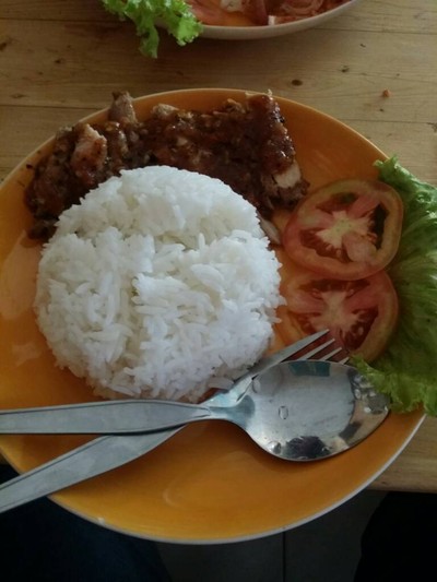 ข้าวสเต็กสันคอหมูจิ่มแจ่ว