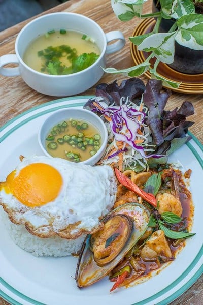 พริกเผาทะเลราดข้าว