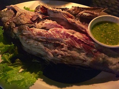 ปลากระพงย่างอยู่ในชุดอาหารทะเล 1200