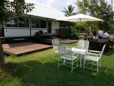บรรยากาศ บ้านสีขาว สวนสีเขียว -