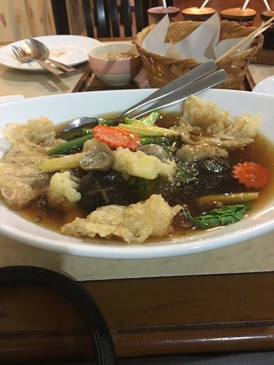 ราดหน้าเส้นกรอบ