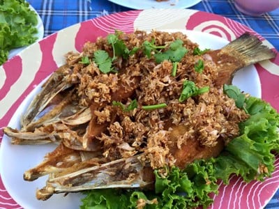 ปลากระพงทอดกระเทียม