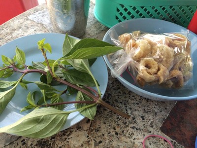 ผักสด และน้ำดื่มฟรีบริการตนเอง แคบหมูเข้ากันกับก๋วยเตี๋ยวเรือ
