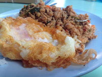 กระเพราหมู ไข่ดาว