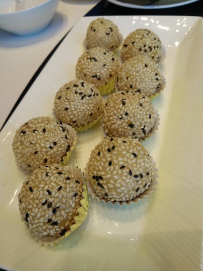 Deep-fried sesame dumpling filled with egg custard