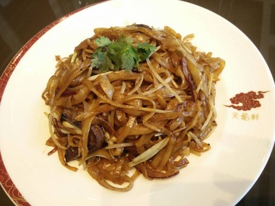 Pan-fried noodle with shredded Wagyu beef and preserved vegetable