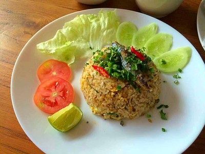 ข้าวผัดปลาทูสูตรสมุนไพร