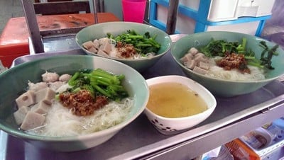 เมนูของร้าน ก๋วยเตี๋ยวลูกชิ้นกลับเพชร โรงพยาบาลสงขลาเก่า