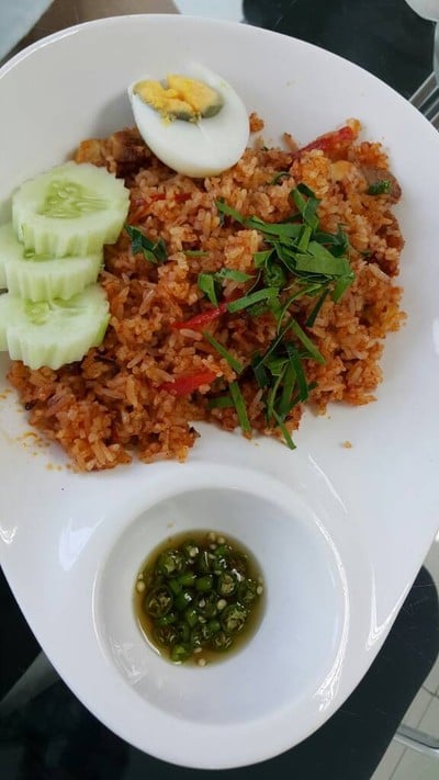 ข้าวผัดพริกขิงหมูกรอบ