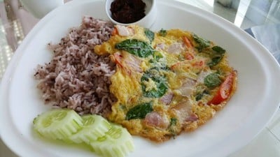 ข้าวไข่เจียวเบคอนโหระพา น้ำพริกตาแดง