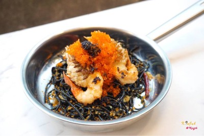 สปาเก็ตตี้เส้นหมึกผัดเนยกระเทียมกุ้งแม่น้ำย่าง