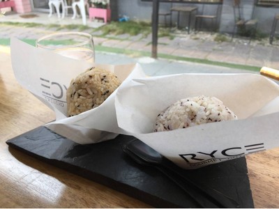 ข้าวปั้นไส้ปูนิ่มทอดกระเทียม(ซ้าย) ข้าวปั้นไส้ลายแซลมอน(ขวา)