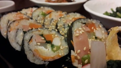 ถามว่าอร่อยไหม... พอทนนได้ค่ะ ไม่อร่อยเท่าร้านที่เคยกินมา อาจเป็นเพราะเราไม่ชอบท