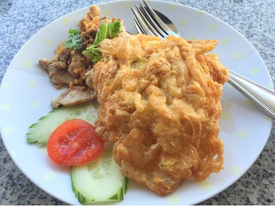 ข้าวหมูกระเทียมไข่เจียว