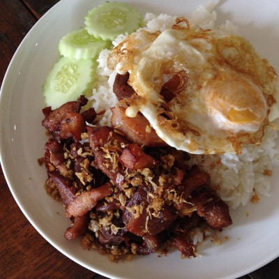 ข้าวหมูทอดกระเทียม ไข่ดาว