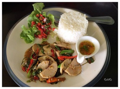 กระเพราหมูยอราดข้าว