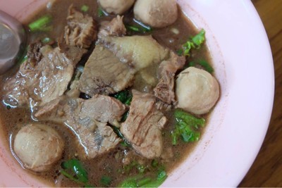 เส้นเล็กลูกชิ้นเนื้อเปื่อยน้ำตก