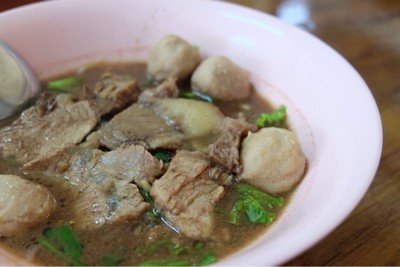 เส้นเล็กลูกชิ้นเนื้อเปื่อยน้ำตก