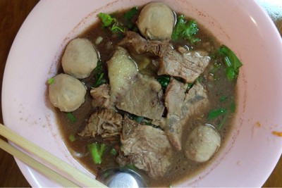 เส้นเล็กลูกชิ้นเนื้อเปื่อยน้ำตก