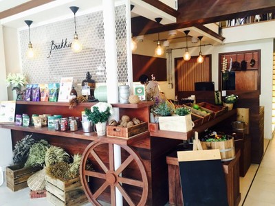 บรรยากาศ Brekkie Organic Cafe & Juice Bar