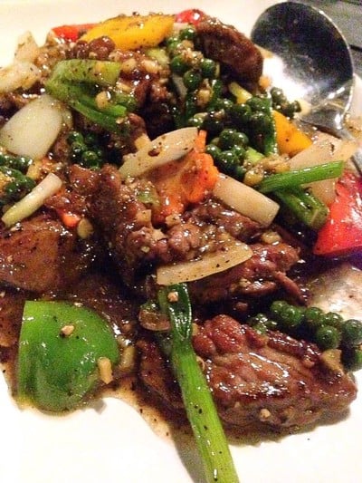 เนื้อนกกระจอกเทศผัดพริกไทยดำ