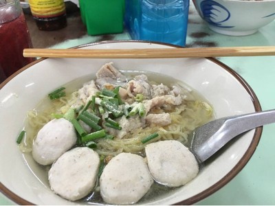 เส้นหมี่ลูกชิ้นหมู หมูสด