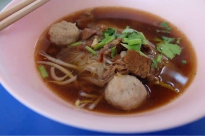 เส้นเล็กลูกชิ้นเนื้อเปื่อย