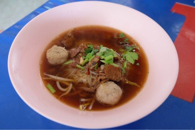เส้นเล็กลูกชิ้นเนื้อเปื่อย